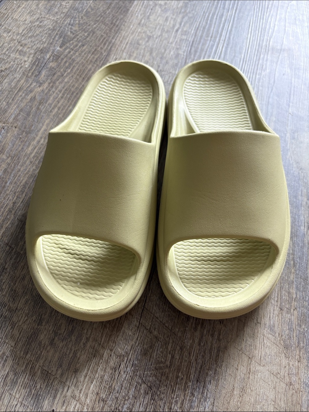 Slide Sandals in Pale green – Comfortable Everyday Slip-Ons